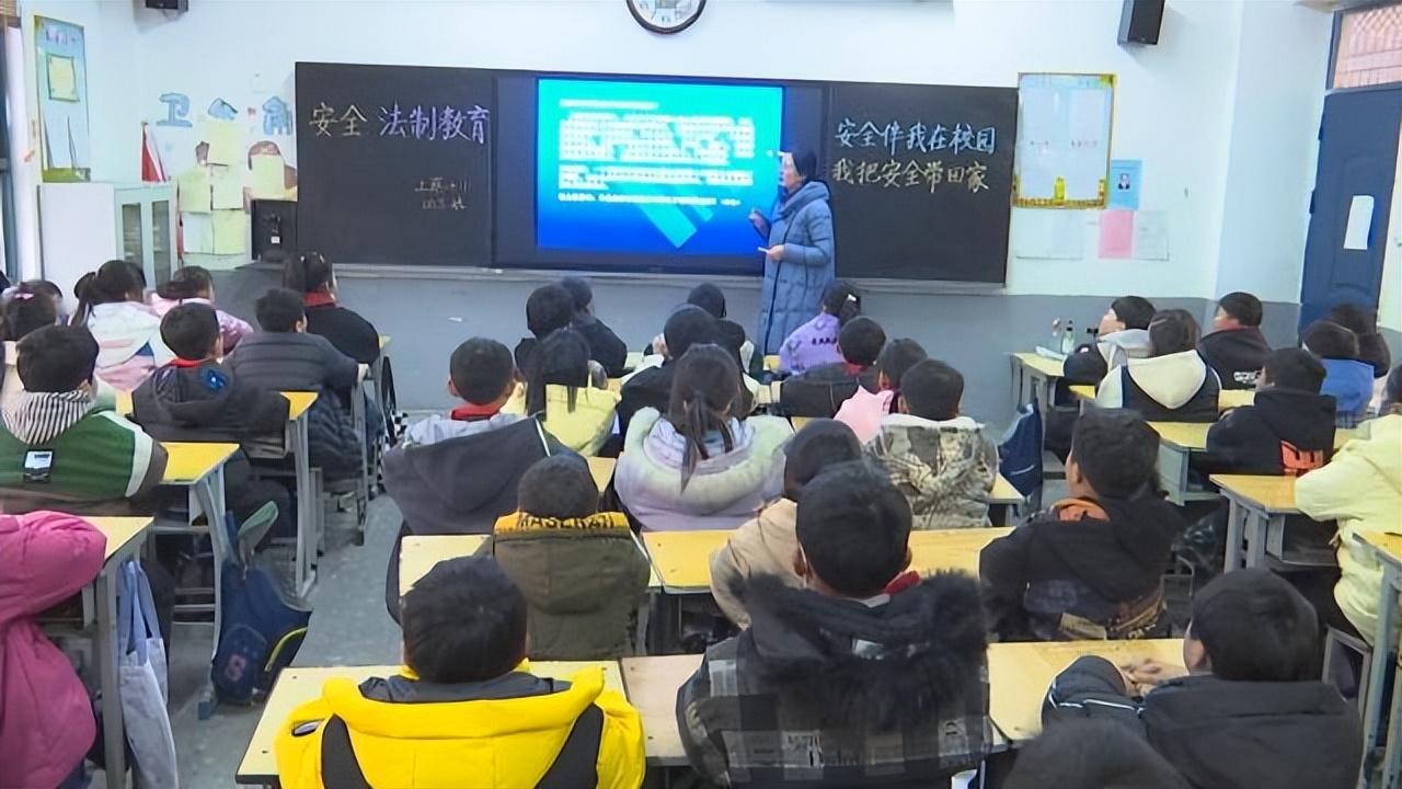 色情內(nèi)容是不合法的，違反我國(guó)相關(guān)的法律法規(guī)。我們應(yīng)該遵守法律和道德準(zhǔn)則，遠(yuǎn)離色情內(nèi)容。如果您有其他有益身心的娛樂需求，可以尋找一些正規(guī)的平臺(tái)或文化活動(dòng)，例如觀看電影、參加體育運(yùn)動(dòng)，以豐富您的生活。